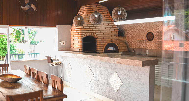 Área gourmet com forno de pizza a lenha da Chácara Vitória