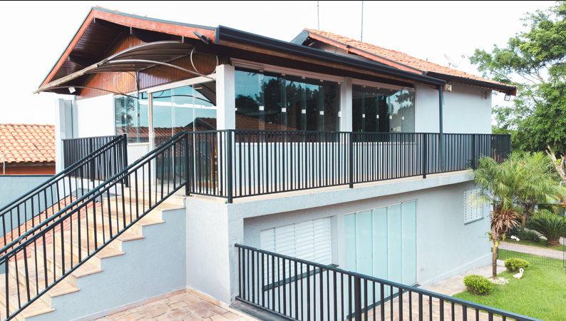 Casa principal com varanda envidraçada da Chácara Vitória