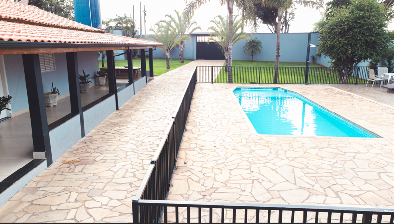 Piscina com ampla área verde e deck na Chácara Vitória